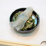 寿司栄 - カワハギの肝と静岡の浜名湖産の海苔に刻みネギ、それを混ぜて混ぜて、カワハギの身肉で挟んで巻いて...