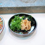 寿司栄 - カワハギの肝と静岡の浜名湖産の海苔に刻みネギ