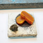 寿司栄 - からすみ、手前が大吟醸に漬けたもの、奥がブランデーに漬けたもの、それに蟹味噌を添えて...