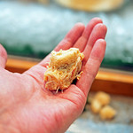 寿司栄 - 卵白をつかって作った醤油の泡を載せた毛蟹の握り