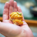 寿司栄 - 昆布の森の塩水雲丹の握り