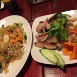 サバイチャイ タイ料理 - (左)パッキーマオ、(右)ナムトックムー