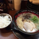 元祖博多 中洲屋台ラーメン 一竜 - とんこつラーメンとライスセット＠780円