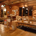 明るく暖かい店内