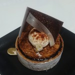 レ・グーテ - シナモンやクリーム、サクサクのナッツなど美気品溢れるトッピング、タルトショコラ440円