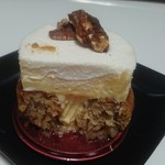 レ・グーテ - ほんわりクリームに、下半分のジュワっとシロップ染み込む贅沢なサヴァラン生地