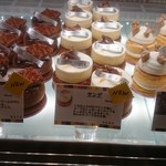 レ・グーテ - 相変わらず色彩溢れるワクワクするショーケースその1