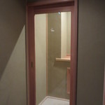 寿司つばさ - 扉を入ると左手に喫煙室