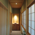 寿司つばさ - 店内、化粧室への通路