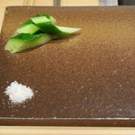 寿司つばさ - 天寿し流派の胡瓜と塩