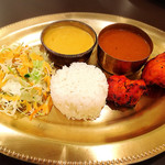 ゴングル アトレ新浦安店 - 左が海老のカレー、右はマトンのカレー