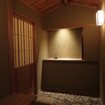 寿司つばさ - 右手に入口、扉前に待合スペース