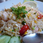 タイチャーハン。手前の赤いのがトマトで焼きトマト風になっていて美味。