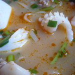 イヤムプシャナー - トムヤンクンのアップ。海老とイカが美味しかったです。