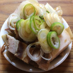 特麺コツ一丁ラーメン - おつまみ（チャーシュー片とメンマ） 100円