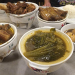 Pao Xiang Bak Kut Teh - 高菜的な何かも煮えてて美味しい。仲間と普洱茶飲みながら駄弁り食事。