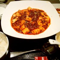 御膳房 六本木店 - ランチの「麻婆豆腐」。スープに漬け物、小鉢と杏仁豆腐が付きます。