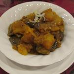 本日のおつまみ（400円）じゃがいもとナスのサブジっぽい料理。