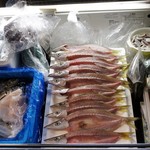 はじめ鮮魚店 - 販売中の鮮魚冷蔵庫＝カマスの開き、あじ、さば、タコ