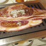 房総ホルモン - まずは豪快にコンロにメガカルビを置いて焼いていきます。