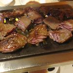 房総ホルモン - カットされ、火もしっかりと通ったところで食べてみると、柔らかな食感かつ、さっぱりとした味わいでこちらもウマイ！　肉汁したたる食べやすい部位の焼肉メニューでした。