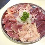 房総ホルモン - 続いてはホルモン闇盛り1580円を注文。お皿に入ったホルモンは上から順番に時計回りにタンカルビ、発、房総ホルモン（直腸）、タン、食道、最後中央に気管を盛り合わせています。