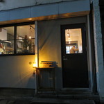 HATAKE NO NAKA - 外観は地味！テーブルの上に店名があります！(2016年11月)