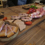 HATAKE NO NAKA - 左から「ベーコン・レバー・タン・ロース2種類」(2016年11月)