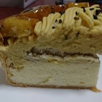 焼きたてチーズタルト専門店PABLO - 安納芋とアールグレイのチーズタルト。カットφ(．．)