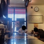 熊本ラーメン 黒亭 - 店内のカウンター席の様子