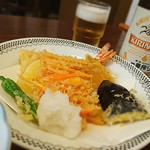 Asahiya - 天ぷらの盛合せで
      カレー南ばんそば
      を待つシーン