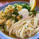純手打うどん よしや - トッピングの天かす、レモン、ネギのトッピング