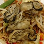 ガスト - ガスト 西葛西駅前店 牡蛎とたっぷり野菜の旨辛焼きそばに使われる食感と香りイマイチの4個の後乗せ牡蛎
