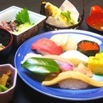 北浜 - 毎朝築地から送られる鮮魚！色々味わえる人気の”寿司膳”