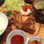 おでん・かしみん - おでん屋さんのランチ。
            
            きのこあんかけ和風ハンバーグとスパイス鶏からセット。おでんつゆのスープとご飯付き。
            
            やまやの行列に振られ、から揚げモードだったところに“とりから”の文字を見つけて即入店(笑)
            
            おでんとお酒を楽しめるお店のランチは、ゴロッとした鶏のからあげと煮込みハンバーグ。からあげにはもちろん満足したんですが、それ以上にふわふわすぎるハンバーグに感動しました‼︎まるでおでんのつくねみ