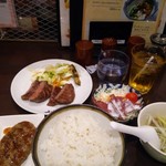 牛たん炭焼 利久  - 牛タン食べ比べセット1800円(+税)：普通の牛タン・厚切り牛タン極み・牛タンつくねとサラダ・サービスドリンク・テールスープのセット