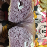 ベーグルU - 紫芋ホワイトチョコ 断面