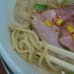 暁 製麺 - 中太麺はしっかりとしたコシです