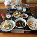 Yamane Shokudou - 様々な食材で飾られています