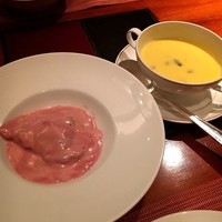 スプレンディード - ビーツのソースのラビオリと、スープ