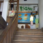 ビスヌ - お店に向かう階段