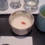 日本盛 酒蔵通り煉瓦館 花さかり - デザートにお茶。お酒も並べてみた。