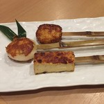 炭焼うまいもん 虎々 - 会津田楽セット1350円 のもち・しんごろう・厚揚げ豆腐