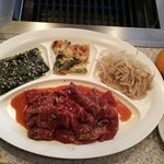 焼肉乃 富士吉 - (2016年11月　訪問)ハラミランチ、肉大盛（150g）。モヤシナムル・チヂミ・韓国海苔・サラダ・スープ・ライス・デザートが付いて1300円。