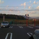 ラーメン との - 駐車場からの眺め。木津川の土手と遠くに山々が見えます。