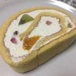 パティスリー ウルス - フルーツロールケーキ420円