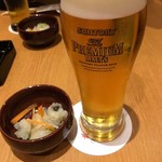 東京寿司 ITAMAE SUSHI - 生ビール・付き出しはハモの南蛮漬け