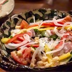 炉端亜紗 喜三郎 - 生ハムとチーズのサラダ 680円