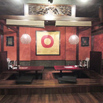 Ebisu Restaurant - 正面に円相・左に原宿ガール・右に渋谷ボーイ