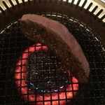 肉匠 迎賓館 - 極上厚切りミスジステーキ
      立ちます♬75℃で1分以上が衛生上の目安